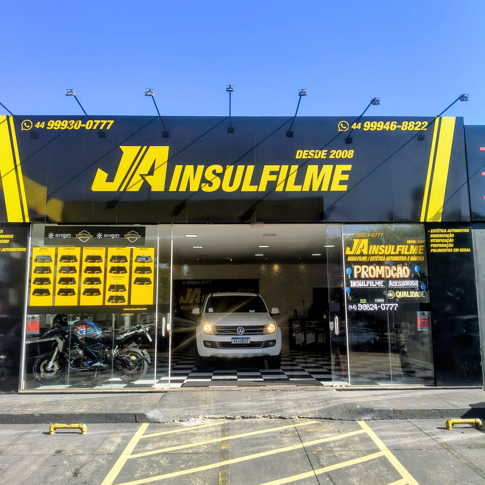 Fachada da JA Insulfilme na Av. Tuiuti, 589, com a placa amarela e preta