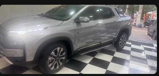 Fiat Toro prata sobre o piso xadrez da JA, foto do cliente Vitorio Jr.